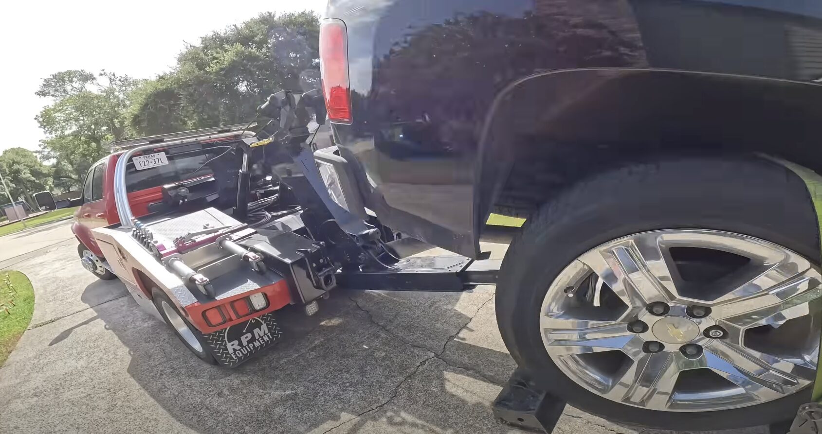 Vehicle Protection During Towing - Syracuse Towing Service Professional towing service safely securing damaged vehicle after accident in Syracuse UT