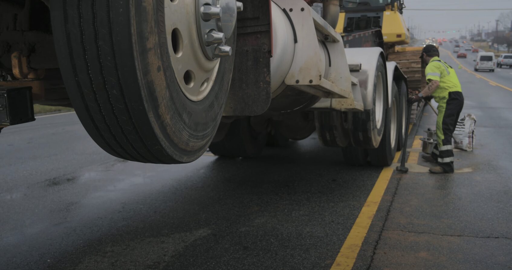 Long Distance Towing Service - Syracuse Towing Service Heavy duty tow truck providing long distance towing service on highway in Utah